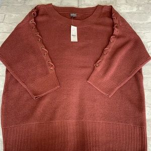 Knitted sweater w/ laced sleeves